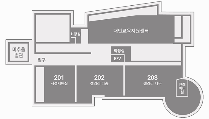 2층 시설현황 - 중정을 기준으로 인천대안교육지원센터가 있고 맞은편에는 학습상담실, 갤러리다솜, 갤러리나무, 큐레이어실이 있습니다.